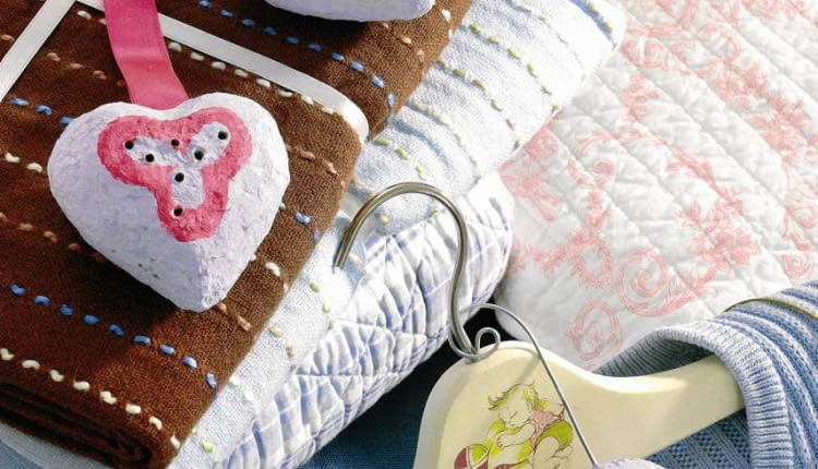 WNETRZA DEKORACJE ZAPACHOWE ZAWIESZKI Z PAPIER MACHE STYLIZACJA JOLANTA KOLARY , KINGA KOLARY FOT. RADOSLAW WOJNAR PUBLIKACJA CZTERY KATY NR 10 (204) - 10 2008 SLOWA KLUCZOWE: PLASTYKA