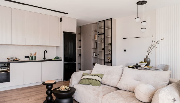 W wystroju dominuje paleta brązów, z jasnym kaszmirowym odcieniem na czele.