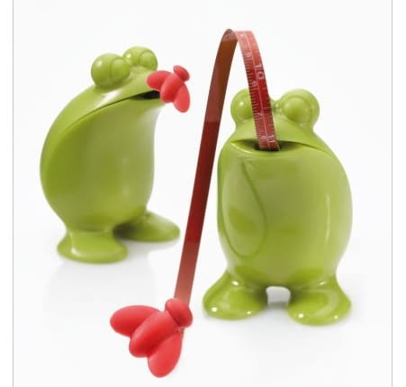 Jest i to spory. Świadczy o tym nasza krótka wycieczka po półkach z artykułami gospodarstwa domowego. Przydał się nawet długi i lepki żabi język. <BR /> AKCESORIA. Stojąca zielona żaba z muchą na końcu języka to w rzeczywistości rozwijana miarka o długości 145 cm. 69,90 zł, fide.pl