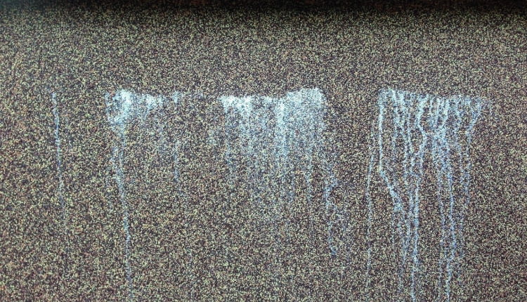 Cokół budynku jest podwójnie narażony na pojawienie się wysoleń. Działa na niego para wodna migrująca poprzez przegrodę na zewnątrz i woda opadowa odbijająca się od ziemi w czasie deszczu.