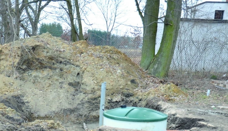 Kolejnym etapem prac było wykonanie podstawy pod oczyszczalnię (beton ze stalowym zbrojeniem). Po wyschnięciu fundamentu można było na nim ustawić plastikowy reaktor