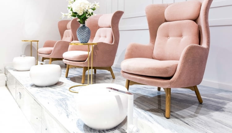 Podest wyłożono marmurem. Fotele są zrobione na zamówienie, misy marki Marmorin.