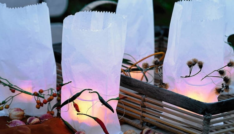 Lampiony. Papierowe torebki pełne światła - a w nich tea lighty w szklanych osłonkach.