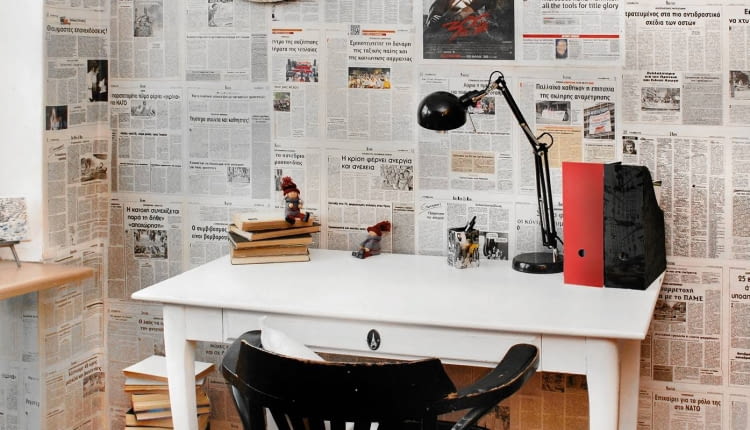 Niecodzienne wykończenie ściany możemy zrobić z gazet codziennych. Wystarczy znaleźć strony z atrakcyjną grafiką i ciekawymi tytułami. Tak dekoracja będzie nie tylko niepowtarzalna, ale i bardzo tania.