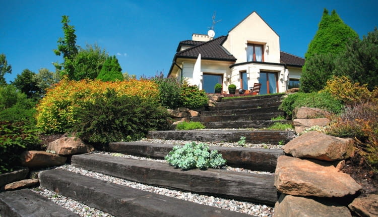 .UWAGA ! PUBLIKACJA WYLACZNIE PO UZYSKANIU ZGODY REDAKCJI MAGNOLII31.05.2011 LODZ , UL. STASIA , OGROD DLA MIESIECZNIKA OGRODY , WLASCICIELKA GRAZYNA MASTALAREK ,NZ SCHODY NA TARAS WYKONANE Z IMPREGNOWANYCH BELEK FOT. WOJCIECH SURDZIEL / AGENCJA GAZETAPUBLIKACJA MAGNOLIA NR 7 (3) - 7 2012