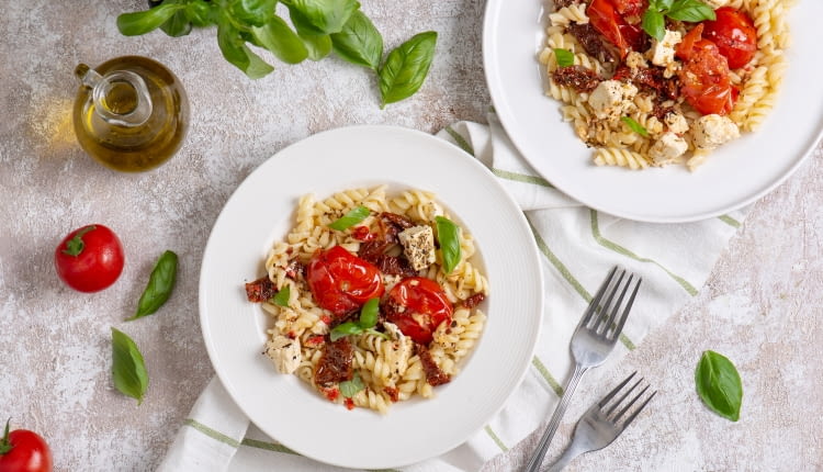 Makaron z serem feta i pomidorami