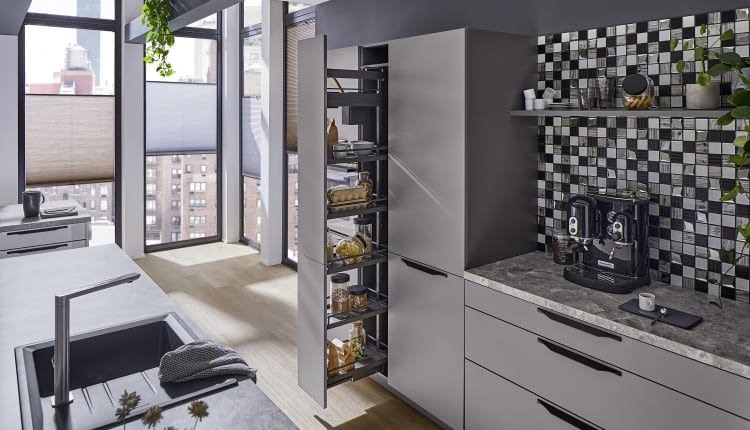 W meblach kuchennych możemy spotkać coraz więcej „inteligentnych” rozwiązań. Liczy się ergonomia użytkowania, funkcjonalność i łatwy dostęp do każdej szafki.