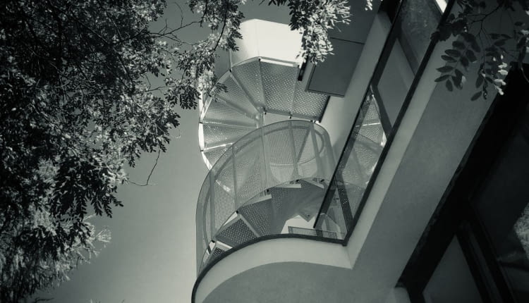 Spiralne schody prowadzące na taras na dachu.