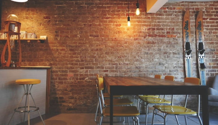 ceglana ściana w kuchni i jadalni