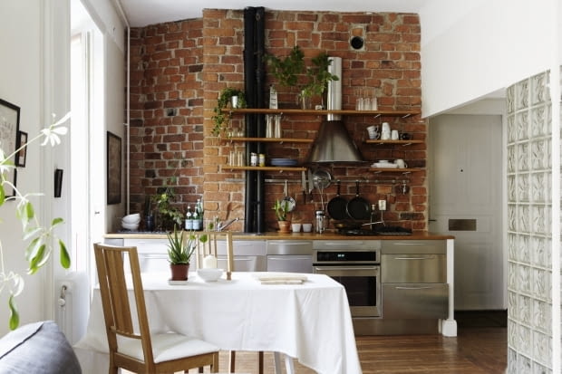 mieszkanie w skandynawskim stylu, luksfery, kawalerka, małe mieszkanie, aranżacja, cegła