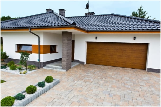 Jak dostosować kostkę brukową do stylistyki budynku?