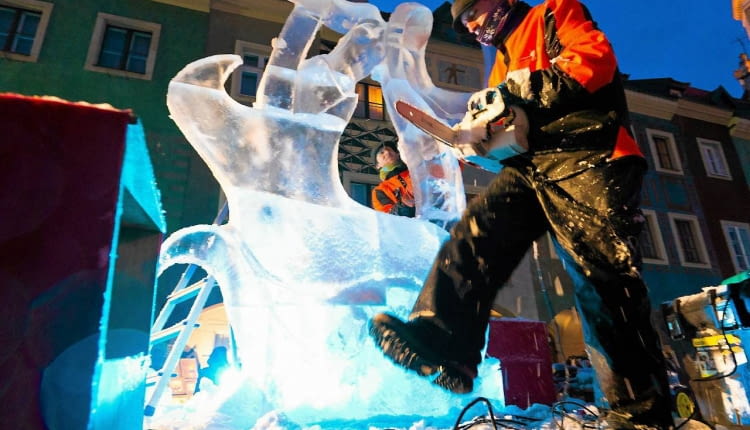 11.12.2011 POZNAN , IV MIEDZYNARODOWY FESTIWAL RZEZBY LODOWEJ POZNAN 2011 . FOT. LUKASZ OGRODOWCZYK / AGENCJA GAZETA SLOWA KLUCZOWE: FESTIWAL LOD LODOWA LODOWE RZEZBA RZEZBY