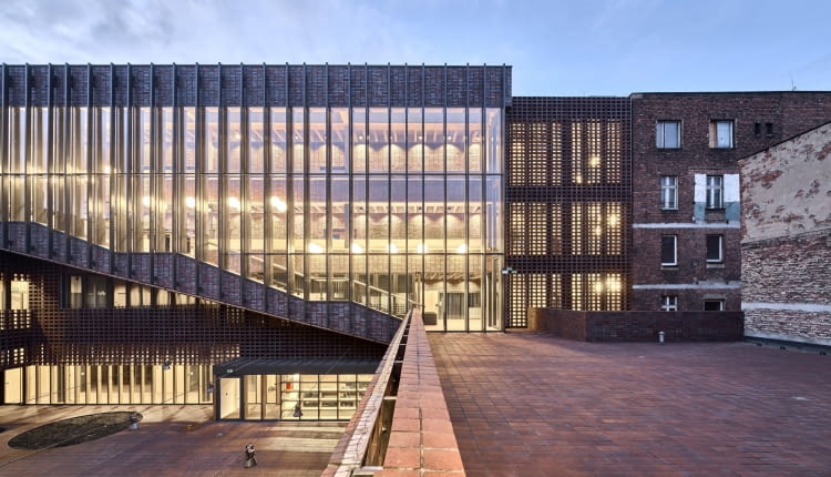 Wydział Radia i Telewizji im. Krzysztofa Kieślowskiego Uniwersytetu Śląskiego. Projekt: Baas Arquitectura, Grupa 5 Architekci i MAŁECCY biuro projektowe