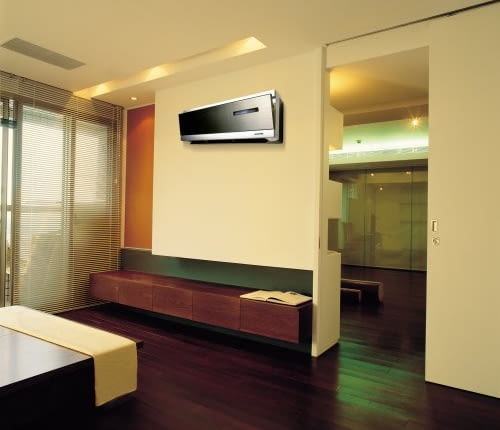 Klimatyzacja. Zapewnia pełny komfort nawet w największe upały, ale niestety jest to rozwiązanie stosunkowo drogie i kłopotliwe w montażu. Urządzenie składa się bowiem z dwóch połączonych ze sobą elementów: jeden jest montowany w pomieszczeniu, drugi na zewnątrz budynku. Trzeba też się liczyć z większymi wydatkami na prąd. Art Cool Mirror C09AHR, elegancki lustrzany panel, funkcja grzania, oczyszczacz powietrza, programator, pilot; moc chłodzenia 2,78 kW, 5.185 zł, LG