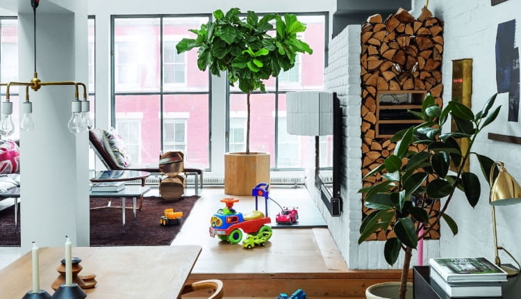 Lampę wiszącą Tribeca zaprojektował gospodarz, Soren Rose dla marki Menu. Krzesła Church to konkursowy projekt Sorena dla kościoła anglikańskiego (stąd ich nazwa).