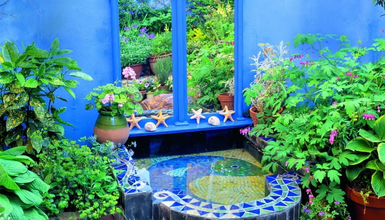 Lustro w pięknej ramie imituje stylowe okno z widokiem na nieistniejący ogród za murem.