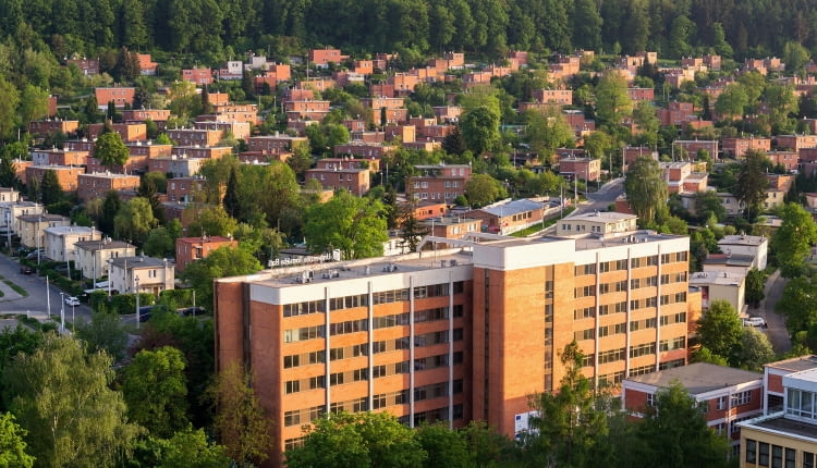 Zlin. Na pierwszym planie wieżowiec 21