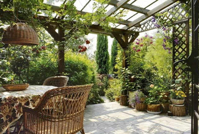 TARAS PERGOLA NAWIERZCHNIA KAMIENNA MEBEL FOTEL STOL ROSLINA DONICZKOWA BALKONOWA WIKLINA PNACZE ROZA PNACA ROSA LAMPA PODPORA DO PNACZA KRATKA CIEN OGROD PRYWATNY POLSKI OSIEDLE GROTY WARSZAWA POLSKA WLASCICIEL ANITA STUDZINSKA FOT. PAWEL SLOMCZYNSKI / AGENCJA GAZETA SLAJD DUZY PUBLIKACJA OGRODY NR 5 (49) - 5.2003 PUBLIKACJA LADNY DOM NR 6 (68) - 6.2004