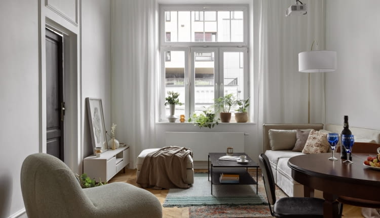 Biel i czerń w harmonii: aranżacja mieszkania w krakowskiej kamienicy