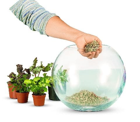 Na dnie naczynia układamy warstwę drenażu, np. z keramzytu lub żwiru. Powinna mieć grubość około 3 cm.