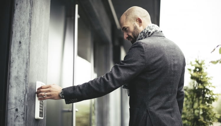 Fizyczne i finansowe warstwy ochrony mienia. Jak polisa dopełnia systemy alarmowe i monitoring?