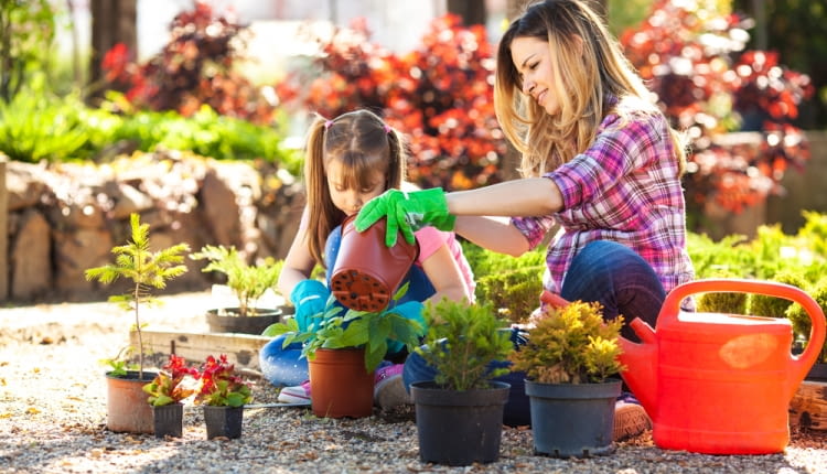 Dlaczego warto angażować dzieci w prace w ogrodzie?