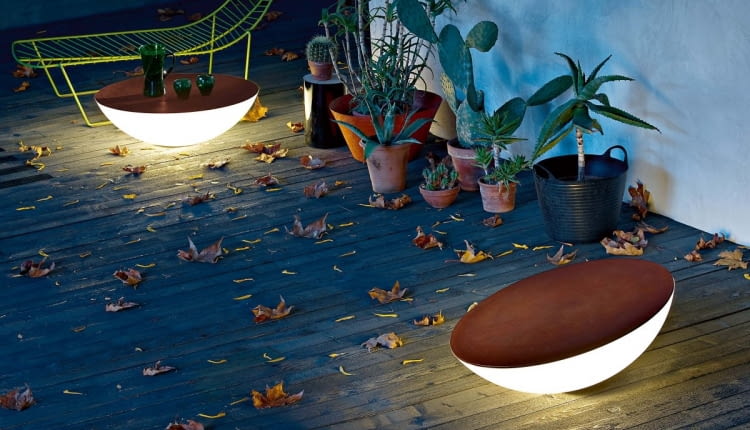 Lampa-stolik. Nieprzepuszczająca światła pokrywa, wyprofilowana w taki sposób, że woda ścieka z niej na boki, może służyć za blat. Ponadto lampa Solar emanuje miękką poświatą, budując klimat miejsca. Dzięki specjalnej konstrukcji całość można przechylać i sterować kątem padania światła. Foscarini, fabrykaform.pl