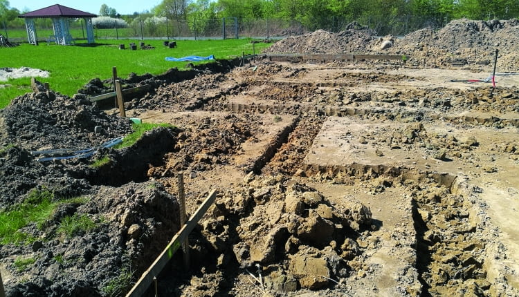 Ławy ziemne przygotowuje się ręcznie lub z użyciem małej koparki