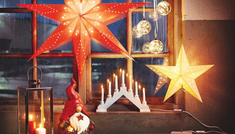 Papierowe gwiazdy z oprawkami E14: duża (o śr. 75 cm) ok. 50 zł, mniejsza (o śr. 35 cm) ok. 30 zł, świecznik ok. 25 zł, lampion ze stali i szkła (wys. 40 cm) ok. 70 zł, szklana bombka LED ok. 30 zł, Jula.