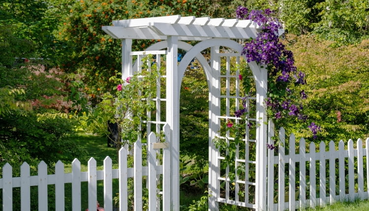 Pergola zamocowana przy pomocy webertec nomix marki Weber
