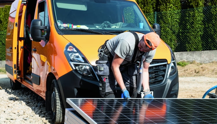 Panele PV na dachu i elewacji