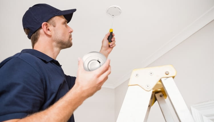 Montaz czujnika dymu na suficie