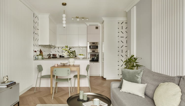 Pastelowe i kobiece: 55-metrowe mieszkanie w Warszawie