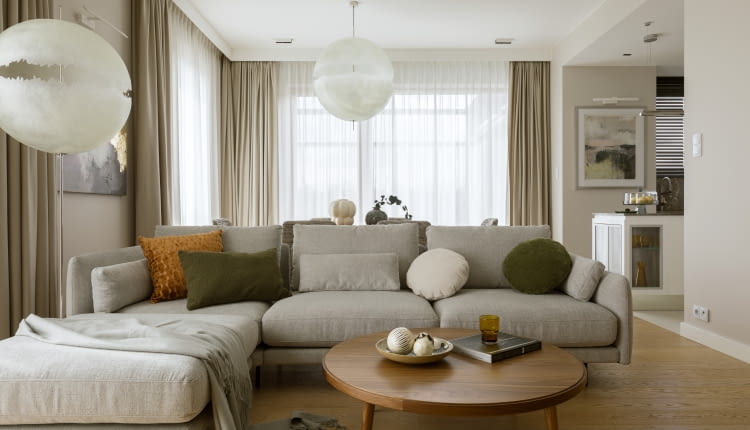 W naturalnym rytmie: aranżacja mieszkania projektu pracowni KODO