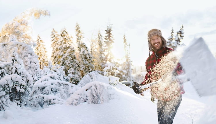 Do ręcznego odśnieżania wybierajmy lekkie narzędzia o regulowanych trzonkach, które ułatwią nam i skrócą pracę.