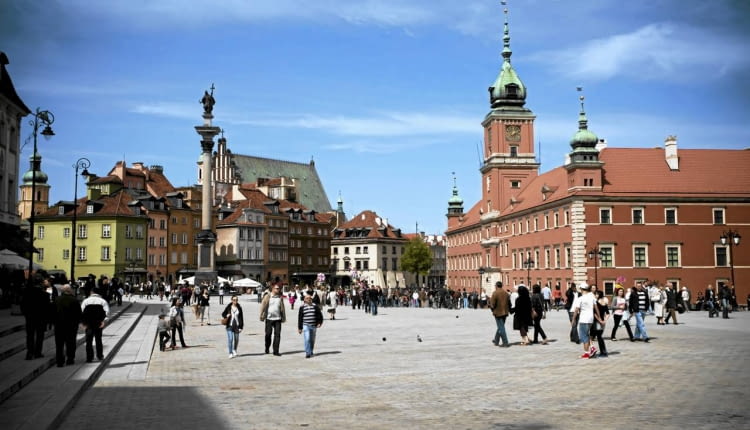 08.05.2011 WARSZAWA , PLAC ZAMKOWY , ZAMEK KROLEWSKI , KOLUMNA ZYGMUNTA , STAROWKA . FOT. FRANCISZEK MAZUR / AGENCJA GAZETA SLOWA KLUCZOWE: ZABYTKI ATRCHITEKTURA TURYSTYKA STOLICA STARE MIASTO