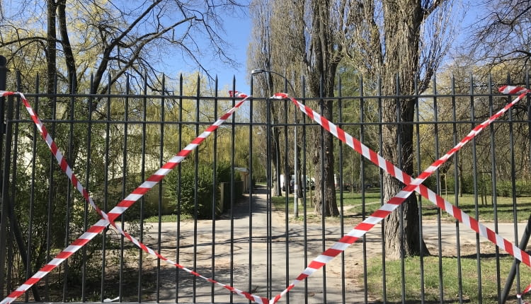 Taśmy - element architektury w dobie koronawirusa