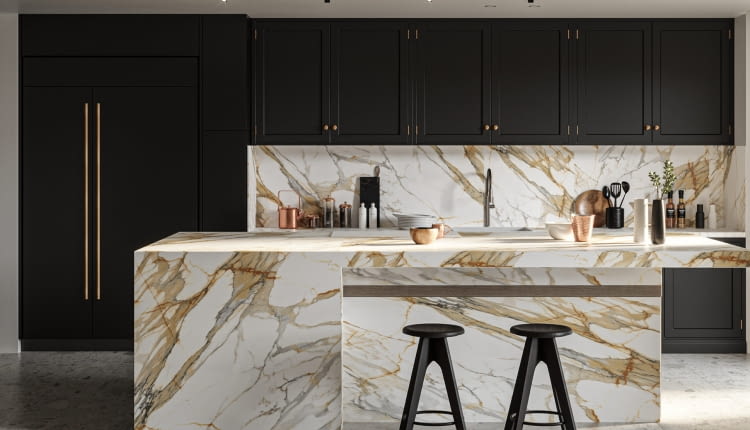 Wzór spieku kwarcowego Marmo Calacatta Mediceo Soft Touch z ekspresyjnym rysunkiem żył szarych i złocistordzawych ożywi każdą kuchnię.