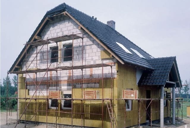 Niektóre nowe produkty zwiększają komfort i bezpieczeństwo pracy ekip okładających ocieplenia