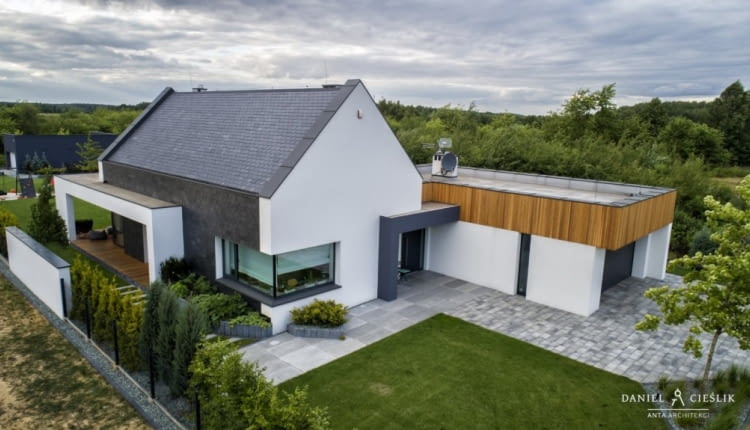 Fasada Roku 2019. Zwycięzca kategorii  "Budynek jednorodzinny nowy". Dom jednorodzinny w Konopiskach pod Częstochową. Proj. biuro FW Anta Studio Architektoniczne Daniel Cieślik