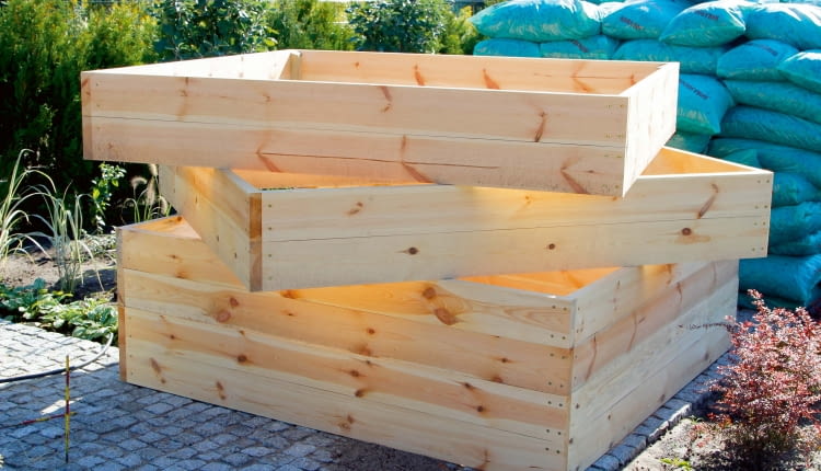 Skrzynia na grządkę powinna mieć wysokość 30-60 cm, szerokość maksimum 120 cm i podobną długość. Optymalna grubość desek to 5 cm. Deski w rogach skrzyni trzeba przykręcić śrubami do kantówek.