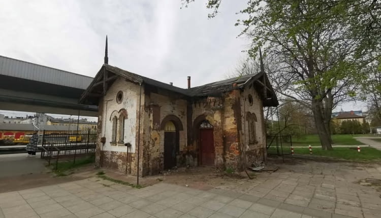 XIX-wieczny szalet przy dworcu PKP w Częstochowie w kwietniu 2026 roku.
