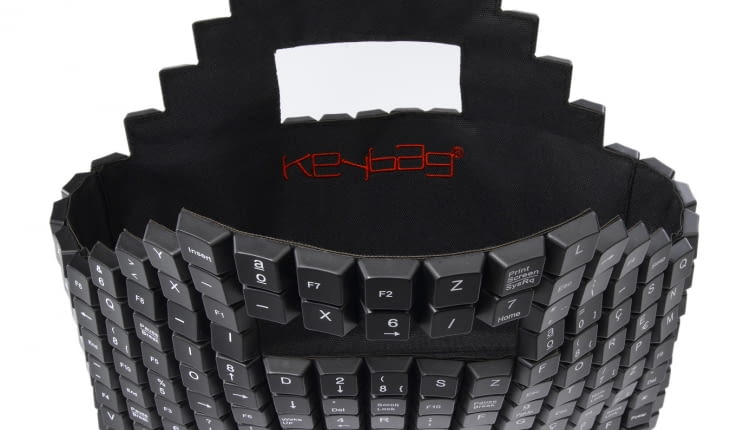 <B>Czy z elementu domowego komputera można zrobić coś, co doda kobiecie szyku na salonach? Okazuje się, że można! </B> <BR />Ta historia zaczęła się w 2004 roku, gdy Portugalczyk Joao Sabino, student wzornictwa użytkowego, porządkując garaż znalazł dziewięć klawiatur komputerowych. Wyciągnął z nich klawisze i tak zaczęła się zabawa przy projekcie. Dziś wspomina. - Miałem wrażenie, że klawisze mają prymitywną strukturę, ale mimo, że nie spełniają już swojej funkcji można nadać im nowe życie. W ciągu jednej nocy zrobiłem pierwszą damską torebkę...