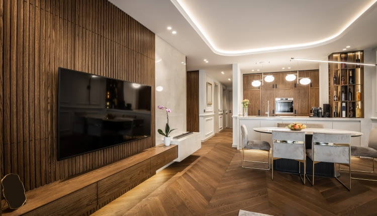 Apartament pełen ciepła - przytulna aranżacja pełna drewna