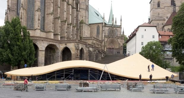 Nowoczesna falująca struktura wznosi się tuż obok