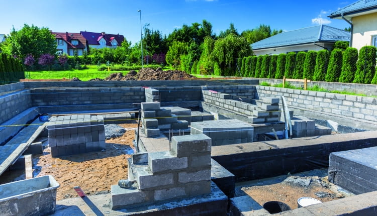 Tradycyjne fundamenty  pod budynki jednorodzinne mają najczęściej postać betonowych lub żelbetowych ław oraz ścian murowanych z bloczków betonowych