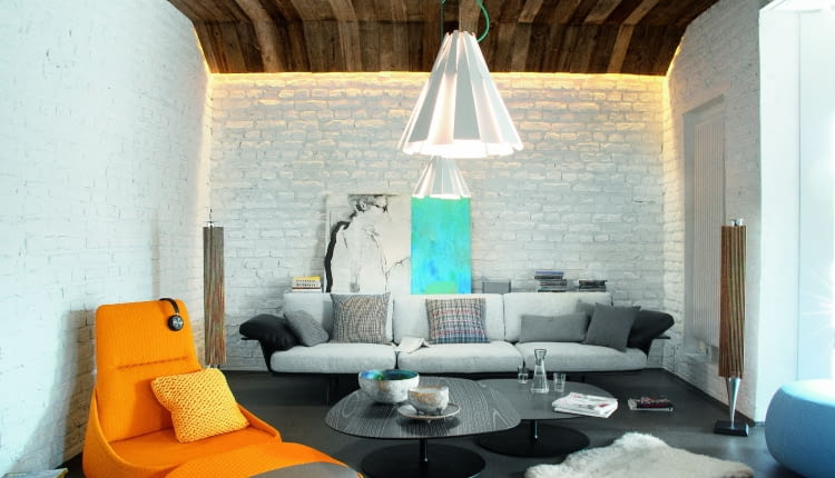 W części wypoczynkowej strefy dziennej sofa firmy Arper. Lampy spódniczki marki Delta Light zaprojektował Tim Van Steenbergen. Obraz Mariusza Andryszczyka.