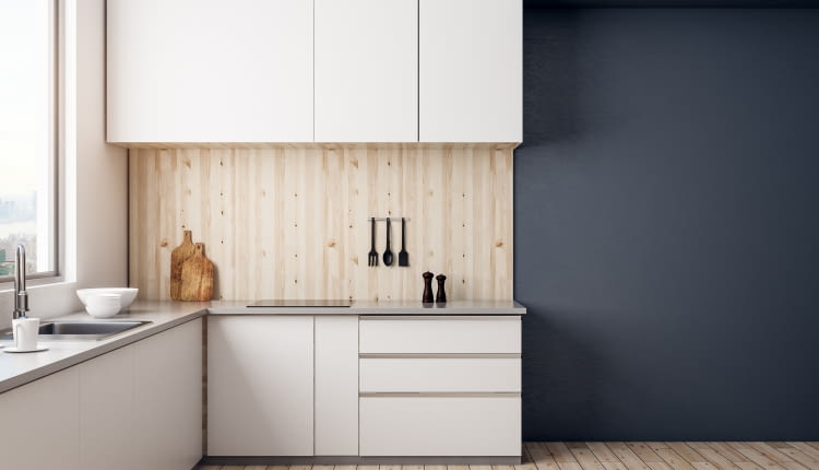 Ściany w kuchni nad blatem: co zamiast płytek? [WIDEO]