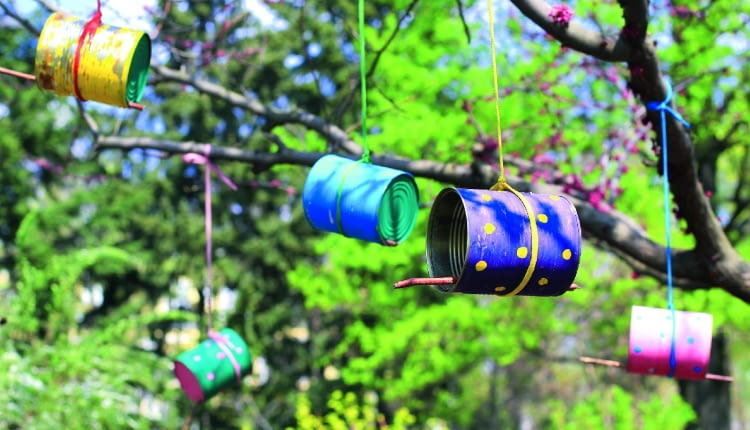 Z puszek po konserwach łatwo zrobić stołówkę dla ptaków. Skrzydlaci goście będą przysiadać na żerdkach z patyczków.