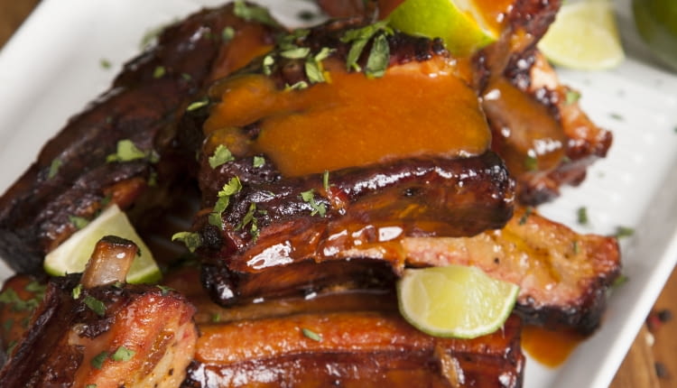 Żeberka glazurowane brzoskwiniami